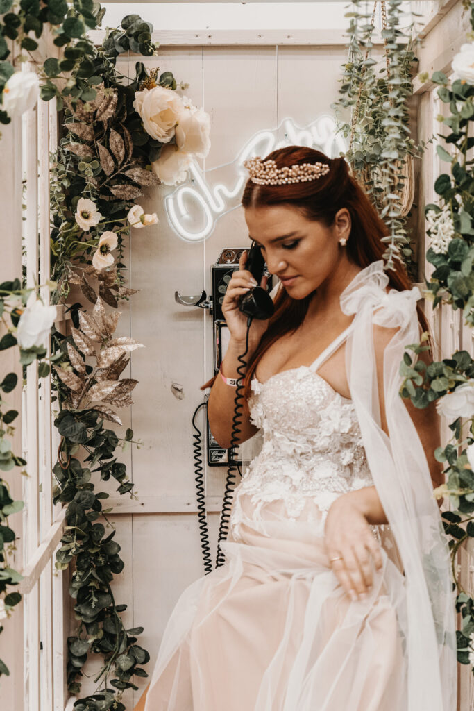 Braut in Telefonzelle